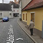 Altstadthaus Marille Mit Innenhofterrasse Holiday home Melk